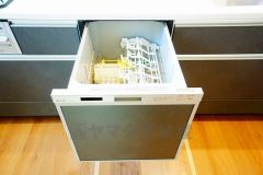 食事の後の手間を解消する食器洗い乾燥機付。冬場の洗い物で手荒れの悩みもなくなります。手洗いよりも節約できて便利。