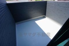 陽当たりの良いバルコニーです。お洗濯やお布団干しはもちろん、日光浴スペースにも。足元は防水工事施工済です。