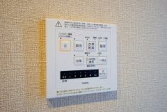 雨の日の洗濯も安心できる浴室暖房乾燥機付き浴室。リモコンで操作もボタン1つで簡単。