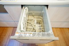 食後の時間にゆとりを与えてくれる食器洗い乾燥機。操作ボタンも上面にあるので、腰をかがめずに操作が楽々。