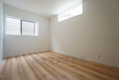 同仕様写真。2面採光を確保した明るい室内は、風通しも良く、大変居心地の良い空間となっております。爽やかな風を感じて起きる朝は、快適生活の始まりに。