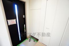 白を基調とした明るい玄関です。大容量のシューズボックスは家族全員の増えがちな靴や物をすっきり収納できます。