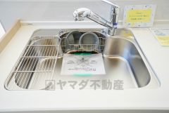 広々としたステンレスシンクには、洗剤やスポンジを収納出来るラック付き。広さも確保しているので、大きなお鍋も洗いやすいです。