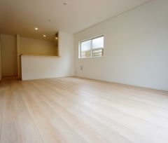 同仕様写真。家族が集まる開放的なリビング。思い思いの時間を過ごしたり食事をしたり、素敵な団らんの場になりますね。