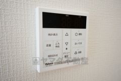 同仕様写真。キッチン横からお湯張り、追い炊き、足し湯がボタン一つで楽々操作できる給湯機リモコンです。忙しい夕飯準備の時間帯に重宝しますね。