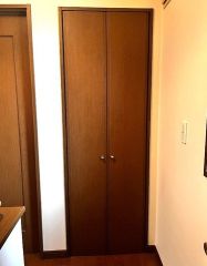 2階の廊下にも収納を確保。各居室に入りきれなかった荷物や、2階で使用する日用品のストック置き場に便利です。