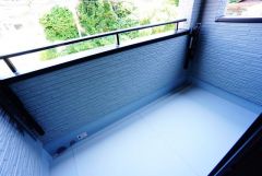 日当たり、風通し良好なバルコニーになっています＾＾天気のいい日にはお布団もまとめて干せそうですね＾＾