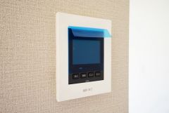 防犯性、セキュリティ対策に安心できるテレビモニター付きインターフォンです。セールスマン対策にもなり安心できます。