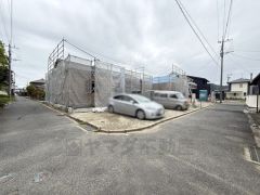 前面道路。南側約4ｍ、西側約4ｍ公道。 スーパー、コンビニまで車約3分（1.2ｋｍ）圏内＾＾