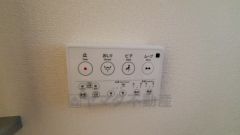 壁リモコンタイプのウォシュレット付き。すっきりした見た目で、トイレ奥の掃除もしやすいです。