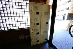 不在時でも荷物が受け取れる宅配ボックス完備。共働きの家庭や外出の多い方に便利。お子様の留守番中も安心ですね＾＾