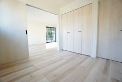 リビング隣の洋室です。ナチュラル色のフローリングで開放的な優しい雰囲気になっています＾＾