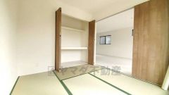 リビングからの続き間として和室をご用意しました。普段はリビングとつなげて開放的なスペースとして、来客時には客間としてお使いいただけます。