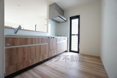 同仕様写真。対面式カウンターキッチンからはお子様の様子が見守れます。ダイニングへの配膳や調理の時便利なカウンター付き。