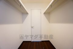 収納力豊富なウォークインクローゼット。洋服や小物などを1箇所にまとめて美しい収納を実現します。スーツケースのような大型の荷物も置けます＾＾