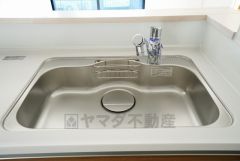 広々とした凸型シンクに洗剤ポケットを標準装備。大きなお鍋など洗いやすいです。