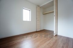 同仕様写真。住む人のこだわりを活かす洋室。日当たりがよく、寝室としての利用もおすすめ。広めのクローゼットには荷物をすっきり片付けられ、ゆとりのある暮らしが出来ます＾＾