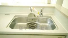 広々としたステンレスシンクには、洗剤やスポンジを収納出来るラック付き。広さも確保しているので、大きなお鍋も洗いやすいです。