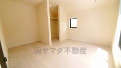 寛ぎの時間を紡ぎだす主寝室は、大型ベッドを置いても余裕の広さを確保しています。