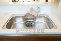 広々としたステンレスシンクには、洗剤やスポンジを収納出来るラック付き。広さも確保しているので、大きなお鍋も洗いやすいです。
