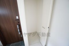 同仕様写真。玄関ホールに収納スペースを確保。日用品や趣味の道具入れとして便利です。扉付きなので見た目もスッキリ＾＾
