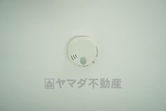 火災による煙や熱を感知して、警報音やブザー等で火災の発生を知らせてくれる火災警報器。