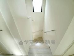 小さなお子様やご高齢の方でも安心できる、手すり付き階段。段差も低めで設定されており、安全性にも優れています。