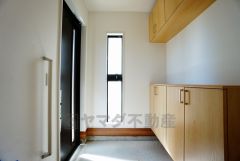 たっぷり収納できるシューズボックスです。家族全員の靴がきれいに整頓できます。棚の上にお花や写真を飾っても良いですね。