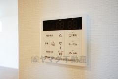 キッチン横からお湯張り、追い炊き、足し湯がボタン一つで楽々操作できる給湯機リモコンです。忙しい夕飯準備の時間帯に重宝しますね。