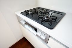 複数の調理を一度に行うことができる3口コンロ。効率よくお料理が出来ます。毎日のお料理も楽しくなりますね＾＾