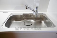 広々としたステンレスシンクには、洗剤やスポンジを収納出来るラック付き。広さも確保しているので、大きなお鍋も洗いやすいです。