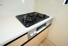 3種類の料理が同時に調理できる、3口ガスコンロ。忙しい夕食の支度時間が短縮できて効率よくお料理が楽しめます。