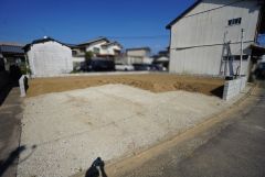 現地（2026年10月14日）撮影。駐車スペースはゆとりある3台分を確保。マイカー用に、お客さま用に、余裕を持ってご利用いただけます。