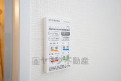 浴室暖房乾燥機付き。天候に左右されず、いつでも好きなときに洗濯物を干せるので、仕事や家事で忙しい方に重宝します。