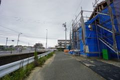 現地（2025年10月7日）撮影。前面道路は広く、車同士がすれ違うスペースが十分にあります。落ち着いた住宅地内で快適な生活を実現してみませんか＾＾