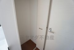 同仕様写真。2階の廊下にも収納を確保。各居室に入りきれなかった荷物や、2階で使用する日用品のストック置き場に便利です。