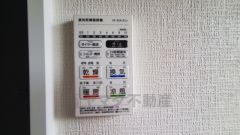 雨の日の洗濯も安心できる浴室暖房乾燥機付き浴室。リモコンで操作もボタン1つで簡単。