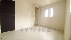 住む人のこだわりを活かす洋室。日当たりがよく、寝室としての利用もおすすめ。広めのクローゼットには荷物をすっきり片付けられ、ゆとりのある暮らしが出来ます＾＾