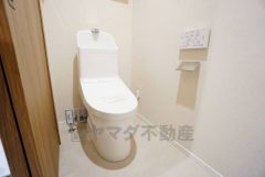 壁リモコンタイプのウォシュレット付き。すっきりした見た目で、トイレ奥の掃除もしやすいです。