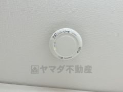 火災による煙や熱を感知して、警報音やブザー等で火災の発生を知らせてくれる火災警報器。