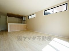同仕様写真。家族が集まる開放的なリビング。思い思いの時間を過ごしたり、家族みんなで食事をしたり、素敵な団らんの場になりますね＾＾