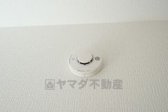 火災発生をいち早く知らせてくれる火災報知器は標準装備です。