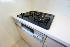 3種類の料理が同時に調理できる、3口ガスコンロ。忙しい夕食の支度時間が短縮できて効率よくお料理が楽しめます。