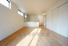 リビングは広々とした設計で、家族が集い、寛ぐ暮らしの空間を演出しています。思い思いの時間を過ごしたり、家族みんなで食事をしたり、素敵な団らんの場になりますね。