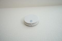 火災による煙や熱を感知して、警報音やブザー等で火災の発生を知らせてくれる火災警報器。