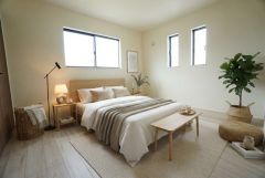 家具はイメージです。主寝室としてお使いいただけそうなこちらのお部屋は、日当たりが良く、爽やかな風を感じて起きる朝は、快適生活の始まりに。