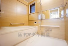 バスルームの洗い場の床材は水はけの良い素材を採用。カビが生えにくい設計になっております。