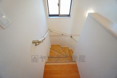 同仕様写真。小さなお子様やご高齢の方でも安心できる、手すり付き階段。段差も低めで設定されており、安全性にも優れています。