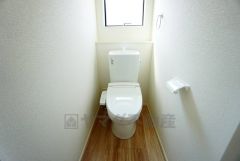 温水洗浄機付トイレです。節水機能もあるので、安心して使えますね。もちろん、1階2階の2ヶ所にトイレがあるので、忙しい朝にもゆとりができますね。