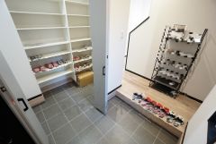 嬉しいシューズインクローク付きでベビーカーやゴルフバッグがスッキリ収納できます。